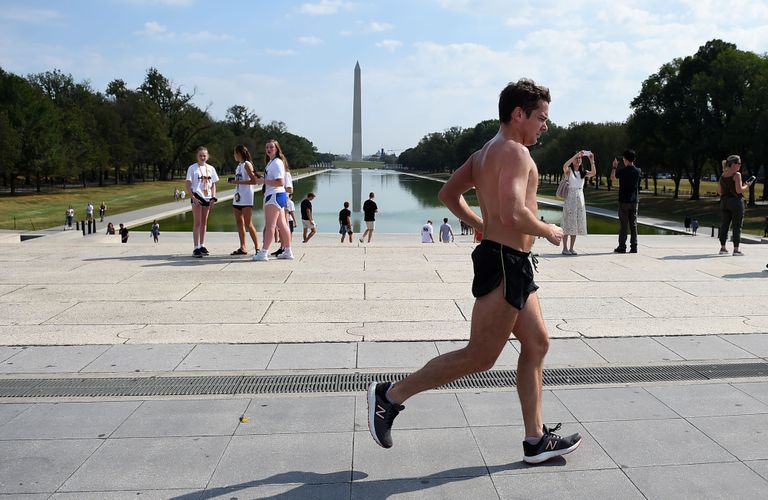 Mees jooksmas Washingtonis Lincolni memoriaali juures