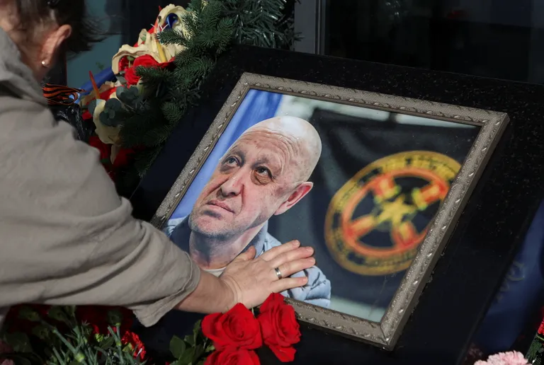 Плакальщица на 40 дней со дня смерти Евгения Пригожина у его сихийного мемориала в Москве. 1 октября 2023.
