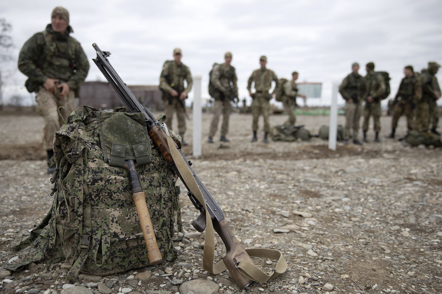 Бои на границе с украиной сегодня. Солдат у границы РФ. Солдат на границе. Украинские солдаты на границе. Русские солдаты на войне 2022.