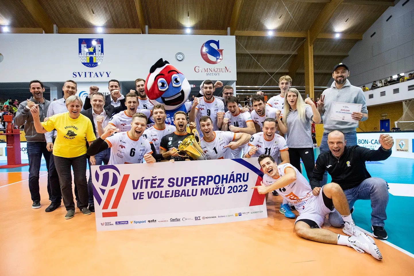 Martti Juhkami (nr 6.) tähistamas ühes Karlovarsko meeskonnaga superkarika võitu.
