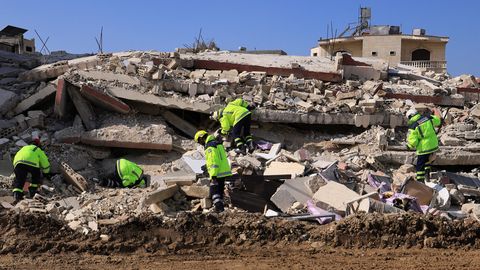 В Турции начали арестовывать подрядчиков, причастных к проектированию рухнувших зданий
