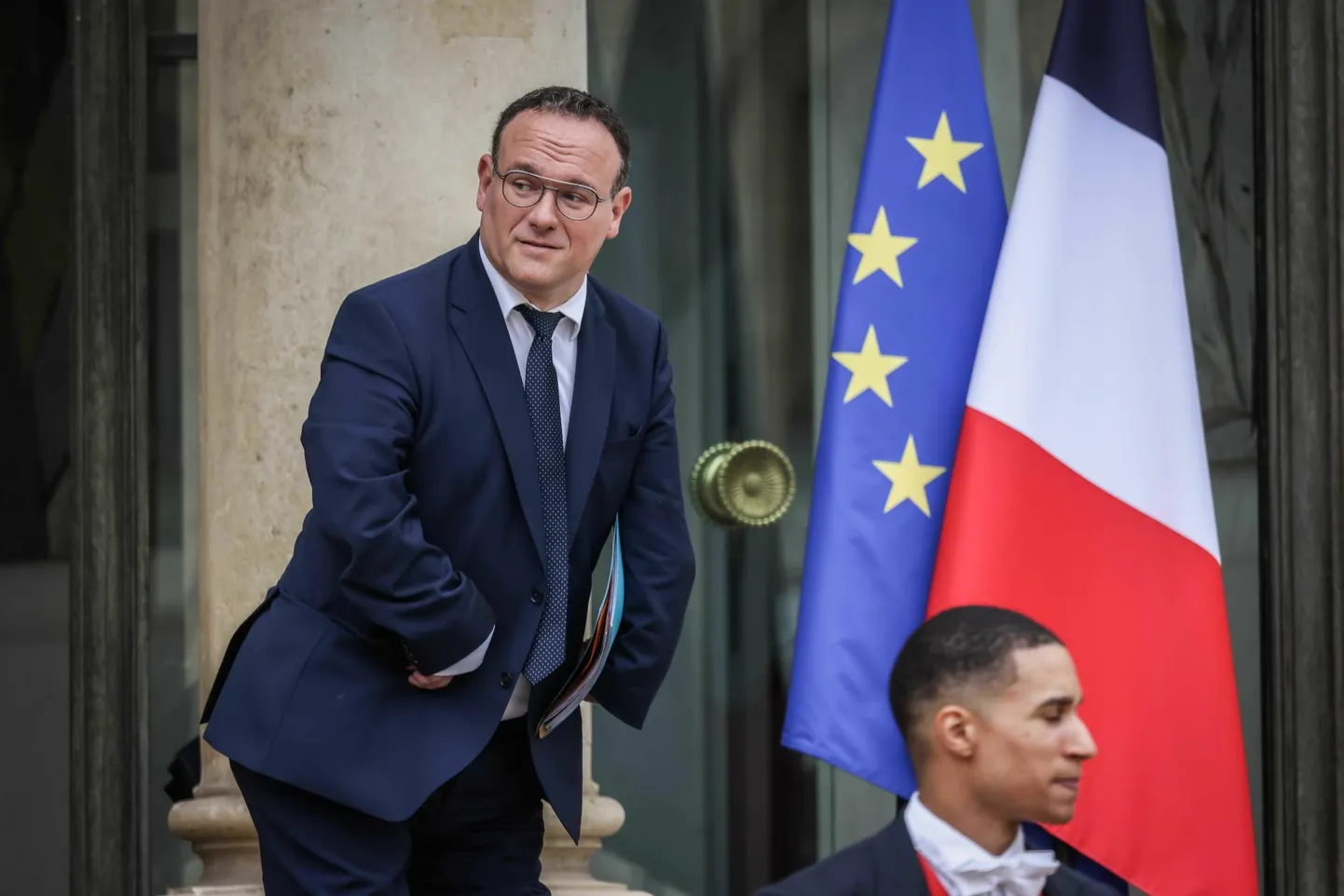 Puuetega inimeste ja solidaarsusministrit Damien Abadi süüdistatakse kahe naise vägistamises.