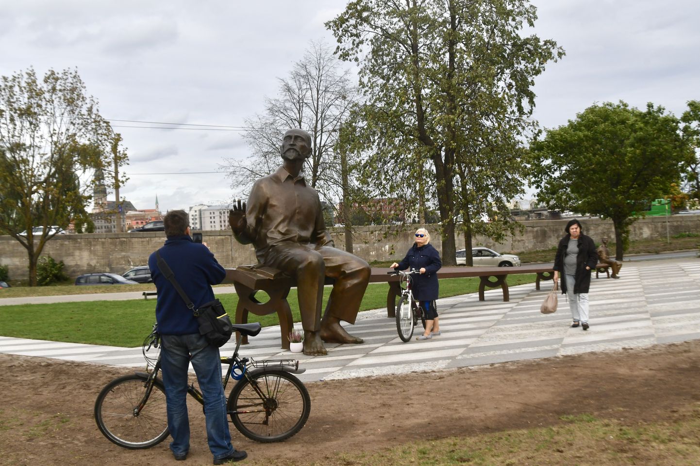 Памятник "Два Райниса", скульптор Айгарс Бикше, Национальная библиотека, Рига