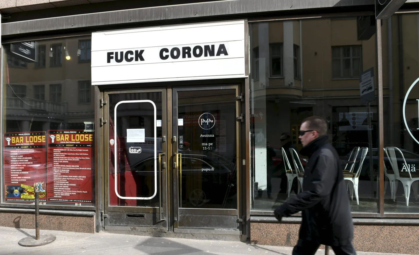 Helsingis uksed sulgenud baar.