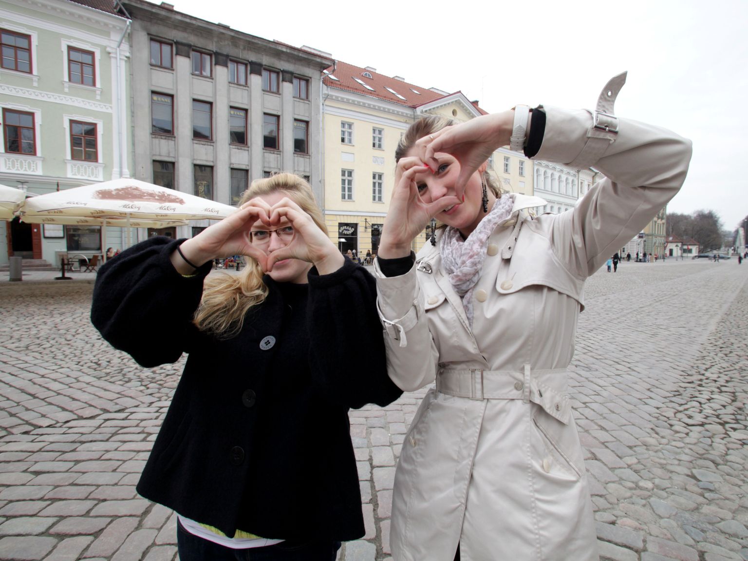 Tartu Raekoja platsile pannakse teisipäeval südamenädala puhul püsti südametelk, mille töö ühed korraldajad on Tartu Ülikooli arstiteaduse üliõpilased Kati Teder (vasakul) ja Kätlin Puksand.