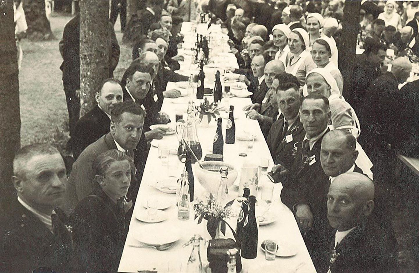 Ringkäigu järel paluti Sindis külalised vabriku pargis lauda. Sellelt rariteetselt, juhuslikult leitud fotolt näeb valge linaga kaetud lauda, millel heledad portselantaldrikud.