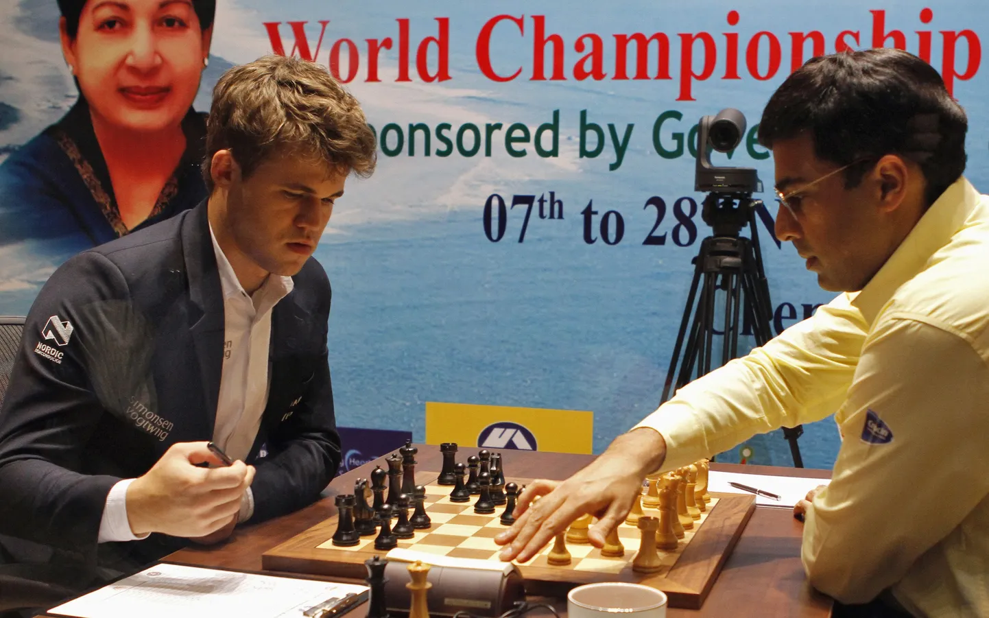 Магнус Карлсен одерживает третью победу в матче против Ананда.