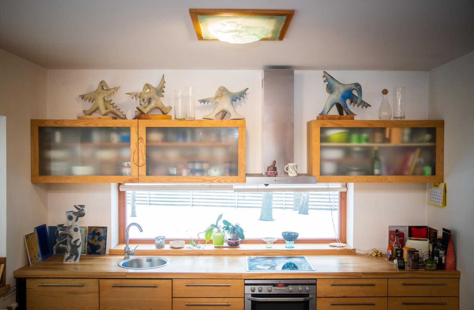 Köögis avaldub pererahva loominguline koostöö: mööbli disainis ja tegi Mihkel Merimaa, kapi otsas on Anne Türni kooliaegsed linnud.