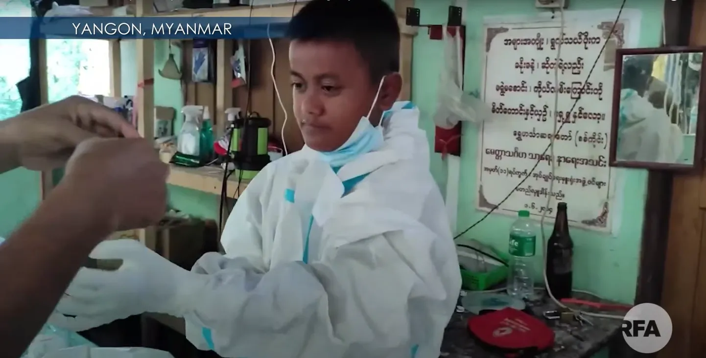 Matusebüroos vabatahtlikuna töötav 13-aastane Tun Lin Naing.