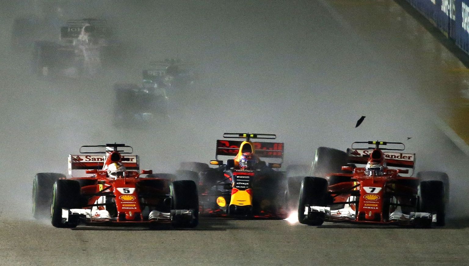 Max Verstappenist (keskel) on ootamatult saanud täidis Ferraride võileiva vahel. Vasakul Sebastian Vettel ja paremal Kimi Räikkönen.