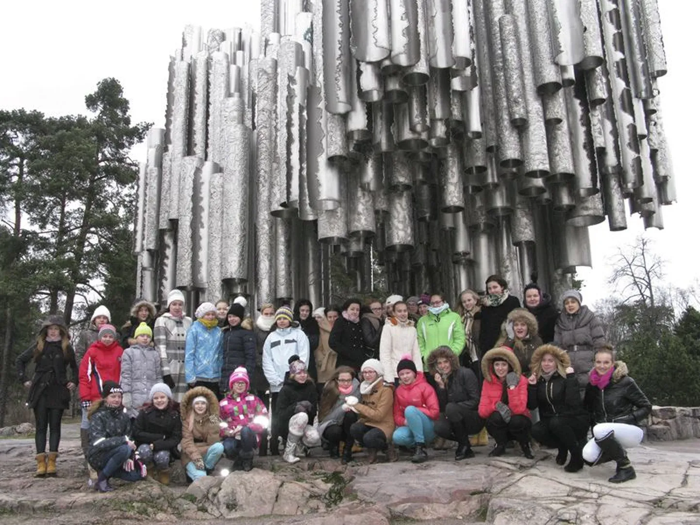 Virumaa Tütarlastekoor alustab 10. septembril uut hooaega ja tervitab oma ridades lisaks endistele lauljatele vastseid liitujaid. Koor Helsingis Jean Sibeliuse monumendi juures.