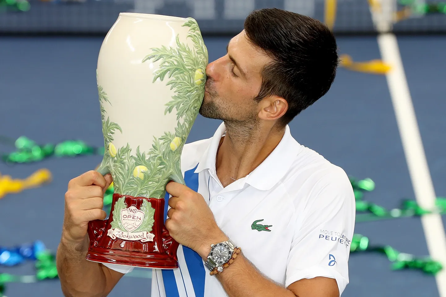 Novak Djokovic suudlemas järjekordset Masters 1000 turniiri võitjakarikat.