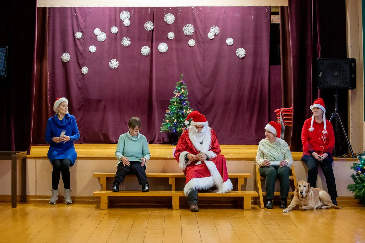 Näiteringi liikmed harjutasid Suurejõe rahvamaja saalis jõulupeoks luulepõimikut.