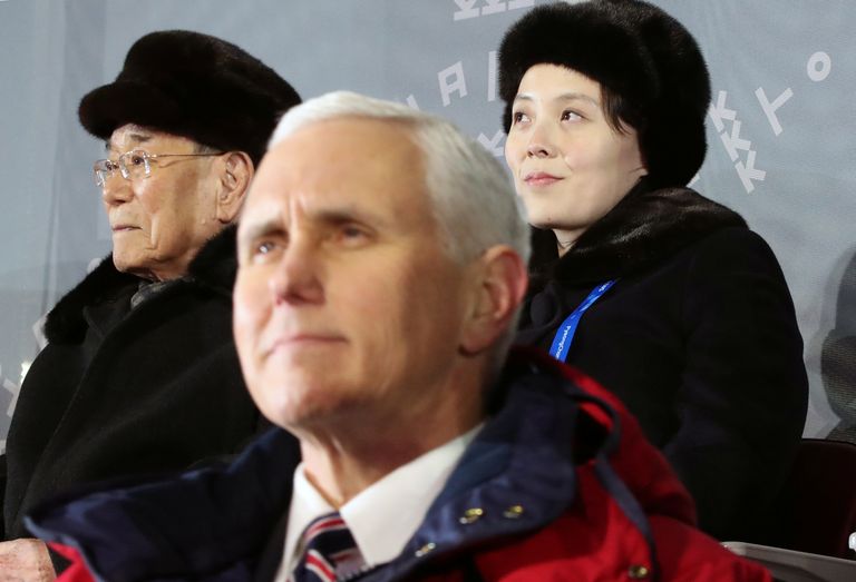 USA aspresident Mike Pence (ees) ja Põhja-Korea liidri Kim Jong-uni õde Kim Yo-jong (taga) istuvad samas VIP loožis