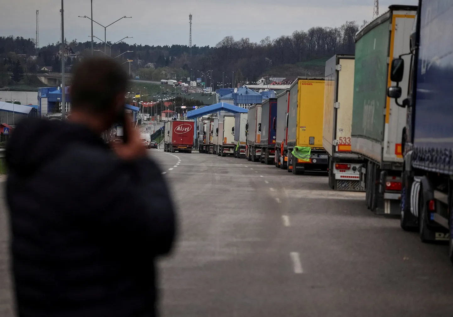 Veokid ootavad tänavu kevadel Ukraina-Poola piiri ületamist Rava-Ruska kontrollpunktis.