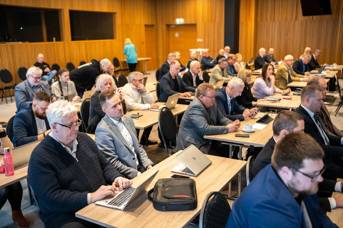 Pärnu linnavolikogu koguneb spaahotelli Estonia konverentsisaalis.