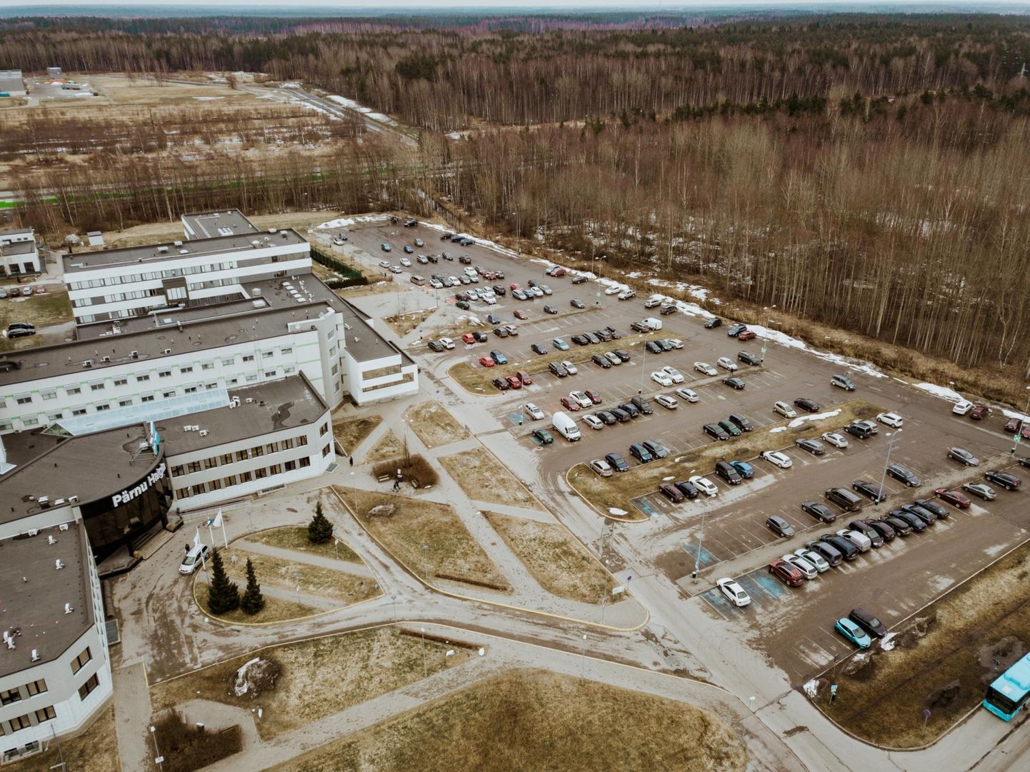 Pärnu haigla juures asuvad parkimiskohad joonitakse 30 sentimeetri võrra laiemaks, et need vastaksid kehtestatud standardile. 