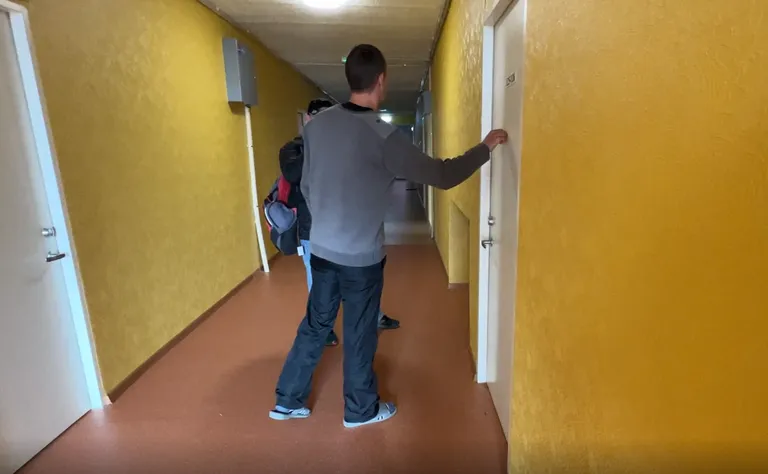 Aibetovi naaber koputab tema toa uksele.