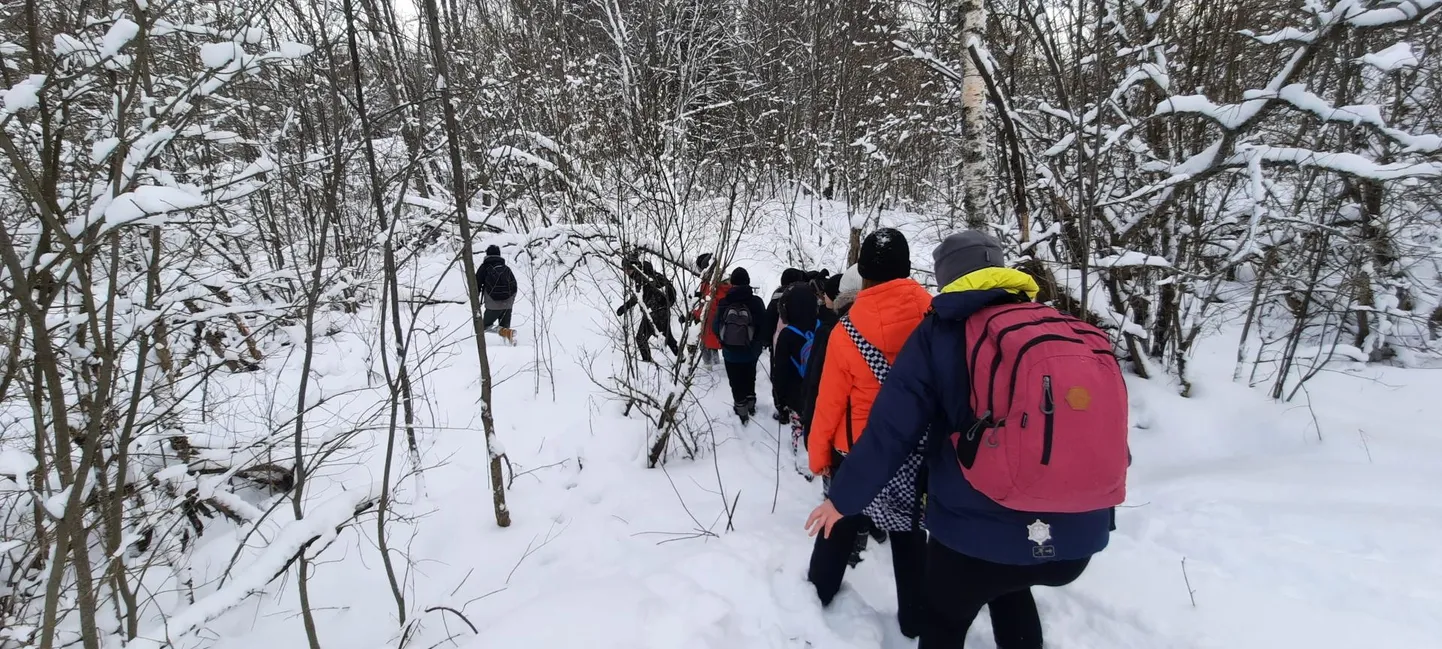 Noored käivad metsas õppeaasta vältel, mis tähendab, et osa neist läheb loodusesse ka siis, kui õues paks lumi ja miinuskraadid. Ja saavad tänu juhendamisele suurepäraselt hakkama.