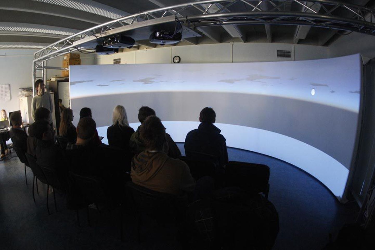 Maastikuteatris näidatakse spetsiaalse tarkvaraga modelleeritud maastikku 160-kraadisel panoraamekraanil. Selle ette mahub istuma 15—20 inimest.