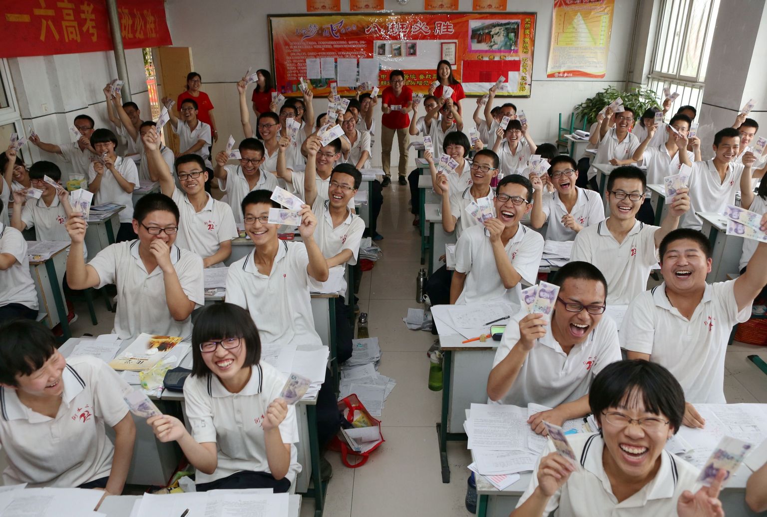 Need Hebei provintsi keskkoolilõpetajad asuvad kohe tegema gaokao`d ehk ülikooliastumise eksameid. Pinge on suur.