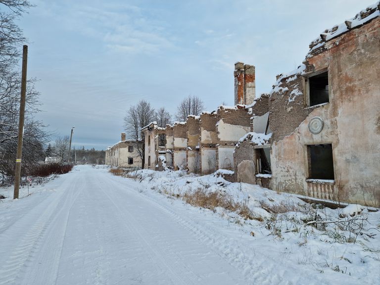 Развалины сталинских домов – привычный пейзаж Вийвиконна.