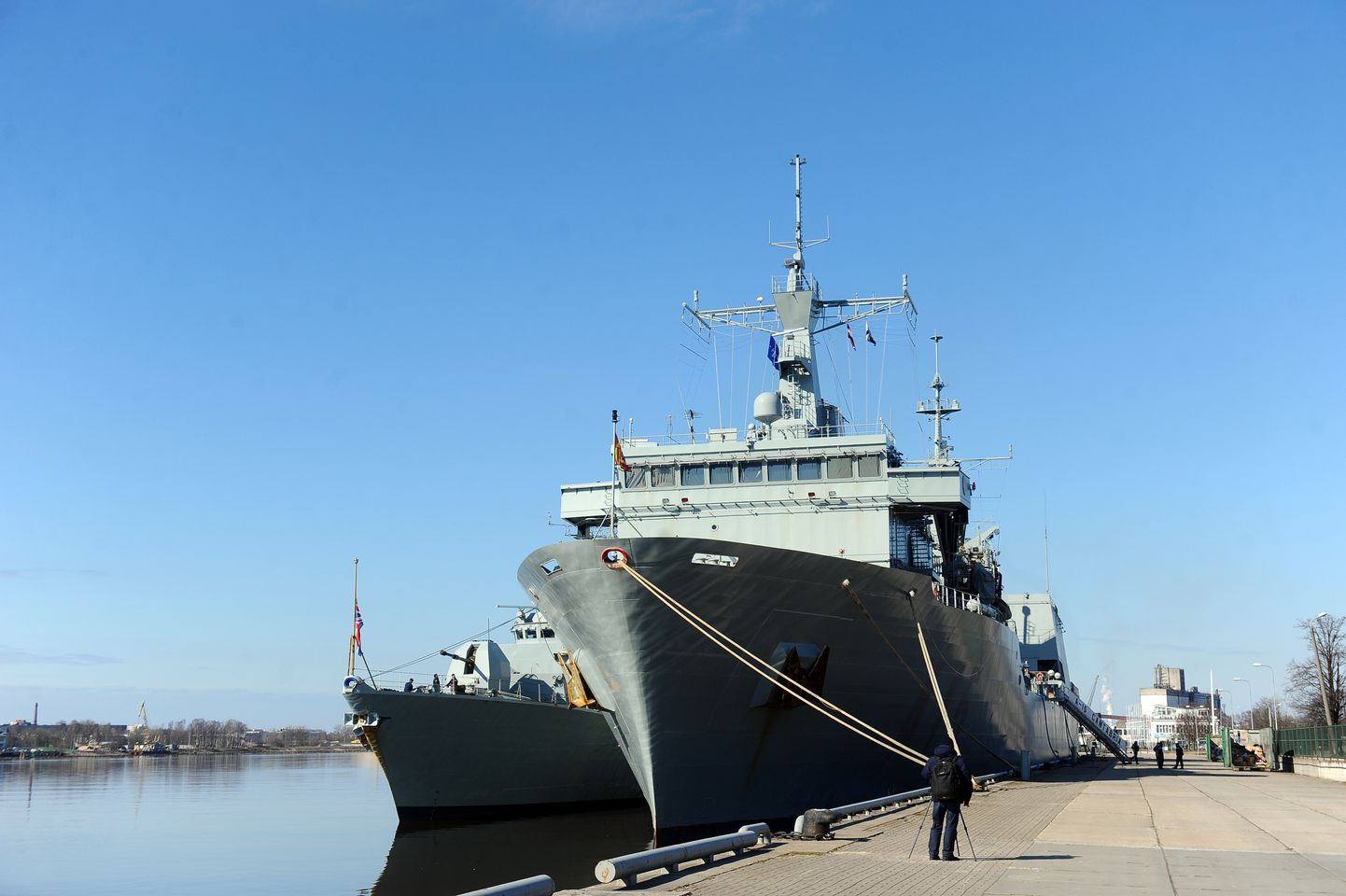 Zem NATO karoga esošu kuģu grupa "Standing NATO Maritime Group 1" Rīgas Pasažieru ostā 2016. gada martā.