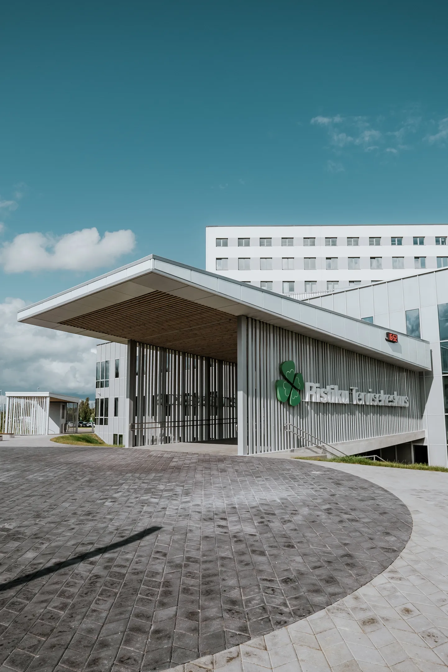 Väljast paistab juba mõnda aega, et Ristiku tervisekeskus on valmis. Pärnu haigla juht Urmas Sule kinnitas, et see ei jää tühjana seisma: läbirääkimised perearstidega juba käivad.