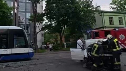 VIDEO ⟩ Dzirciemā dzērājšoferis izraisījis sadursmi ar tramv
