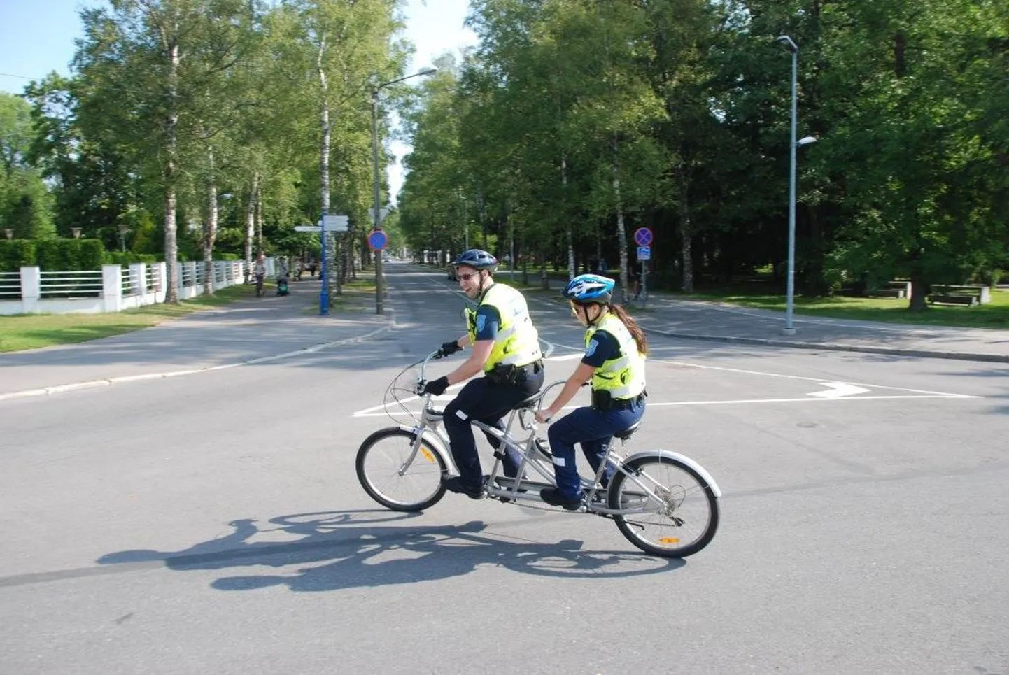 Pärnus ranna piirkonnas liikunud patrullpolitseinikud katsetasid oma töös uue sõiduvahendina tandemratast.