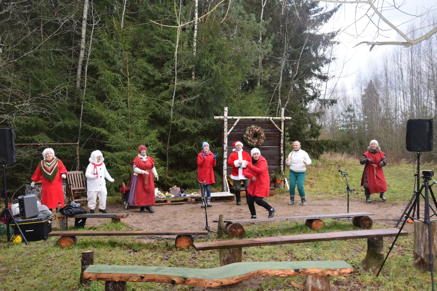 Alle-Saija teatritalu uue lavastuse hiljutine proov enne lume tulekut. Mängukoht on seekord metsateater.