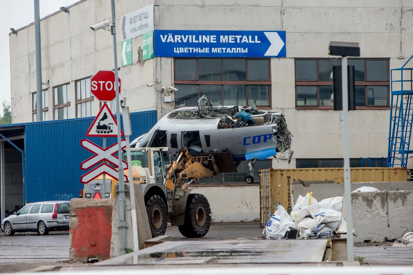 Paarkümmend aastat tagasi Aegna saare lähedal koos reisijatega merre kukkunud Copterline’i õnnetus on Eesti taasiseseisvumisaja seni ohvriterohkeim. Fotol on mitmekümne meetri sügavusest veest välja tõstetud kopter vahetult pärast selle ladustamisele toomist Kuusakoski esinduses Tallinnas.