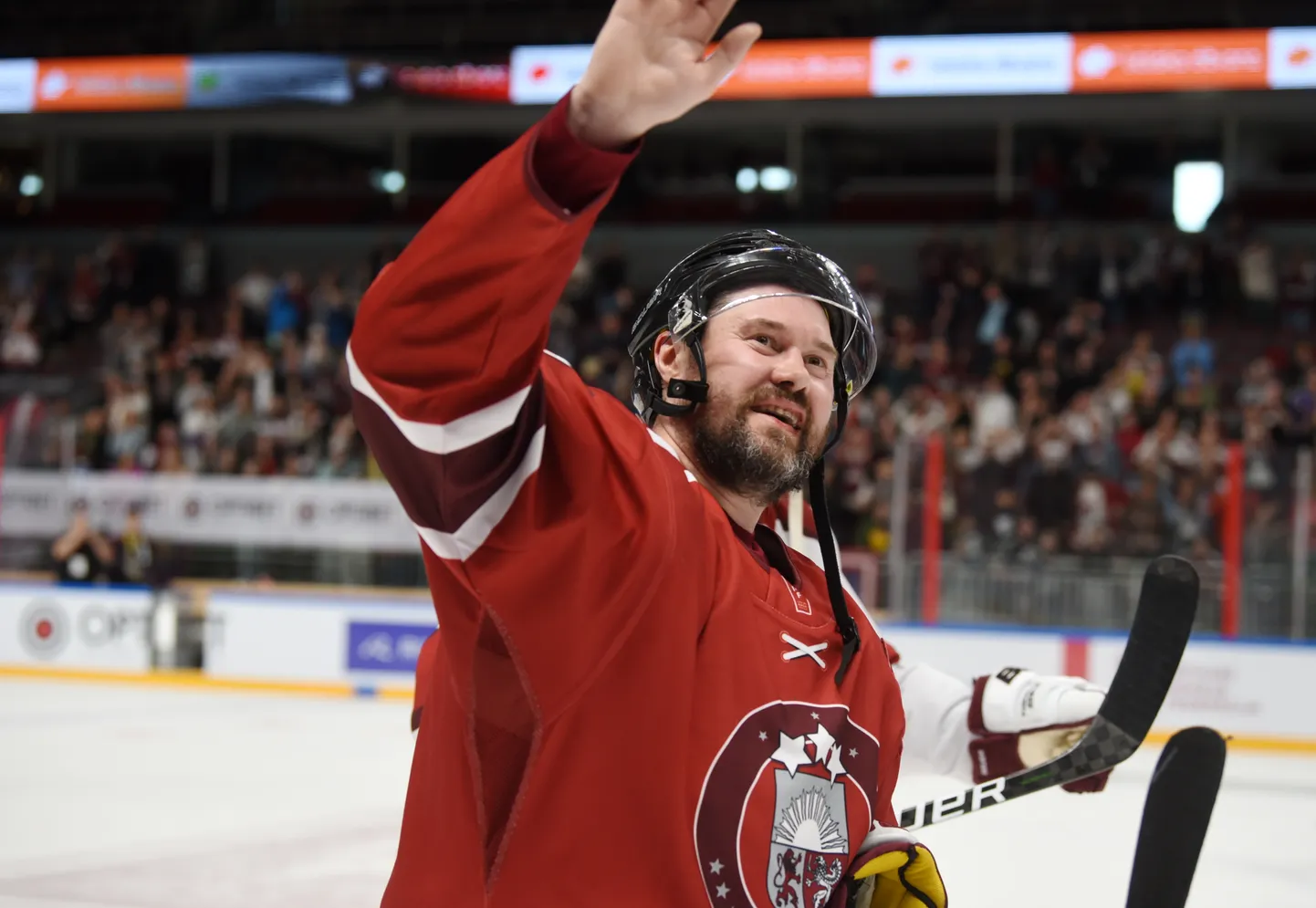 Bijušais hokejists Aleksandrs Ņiživijs (nr.17, sarkanā tērpā) Latvijas hokeja leģendu spēlē "Arēna Rīga".