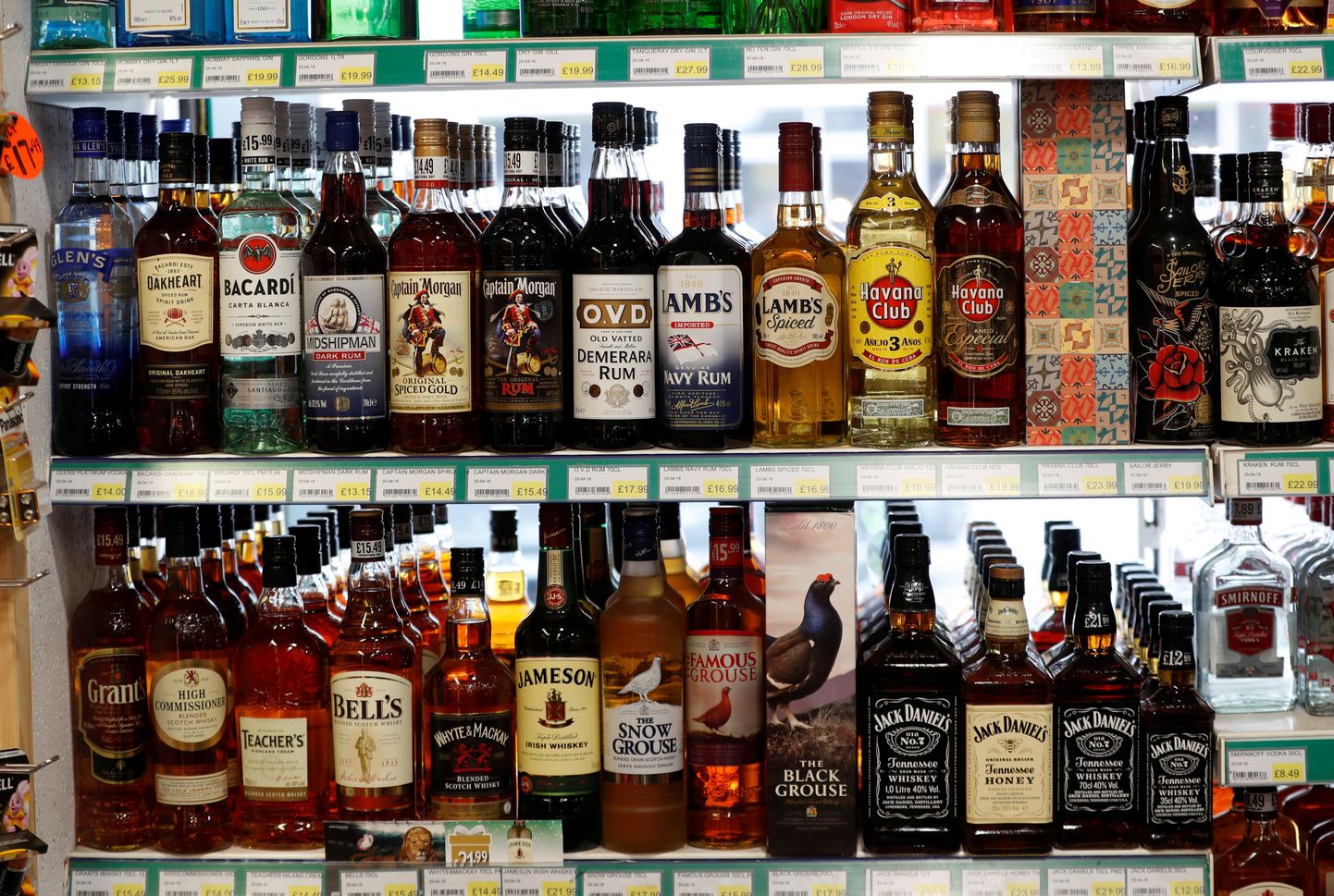 Müügil alkoholipudelid ühes Šotimaa Glasgow linna poes.