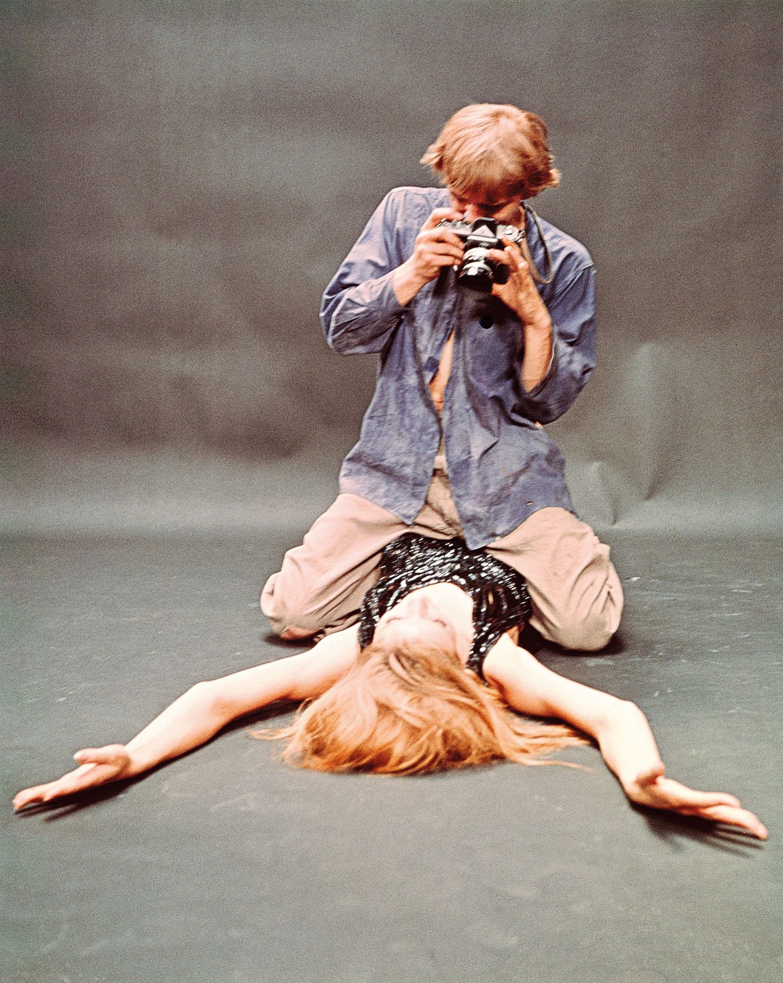 Fotograaf Thomas jäädvustab filmis modell Veruschkat ja ei karjugi väga ta peale.
