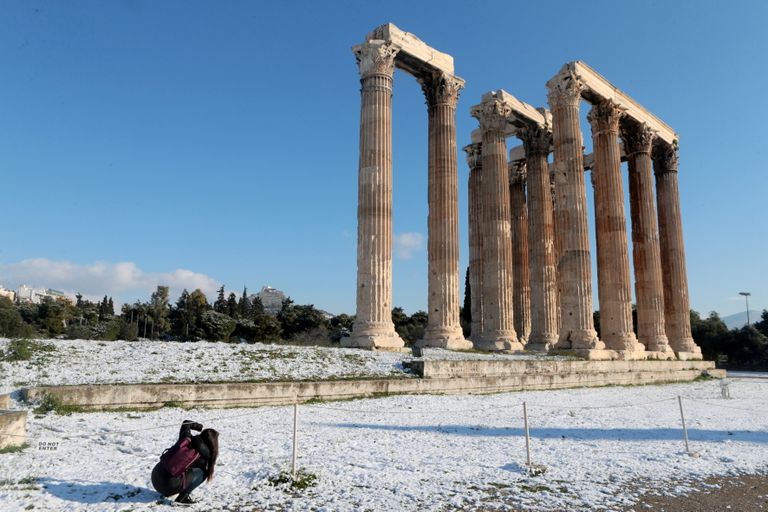 Снег в Афинах.