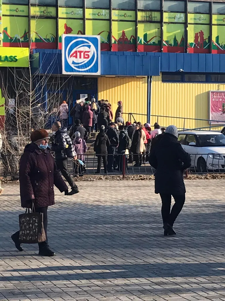 Järjekord toidupoe ja vist ka pangaautomaadi taga.