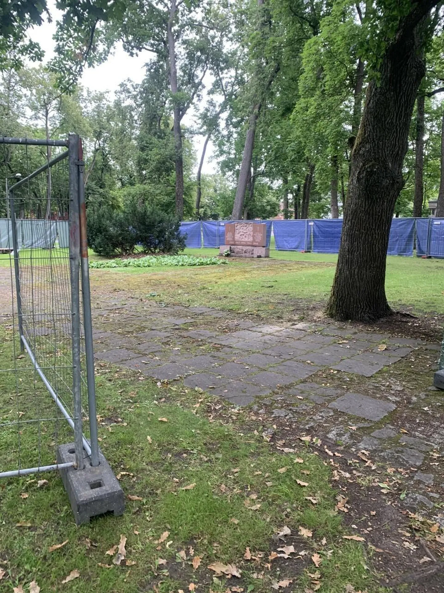 Pärnu Vanapargi punamonument teisaldati 8. augustil. Sõjahauast kaevati välja 83 inimese säilmed.