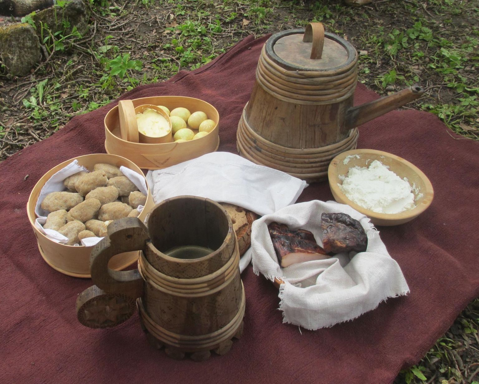 Vanad eestlased sõid jaanipühadeks parimat, mis majapidamisest võtta oli - odrakäkke, rukkileiba, kohupiima, võid ja mune. Liha pruugiti suvisel pühal harva.
 