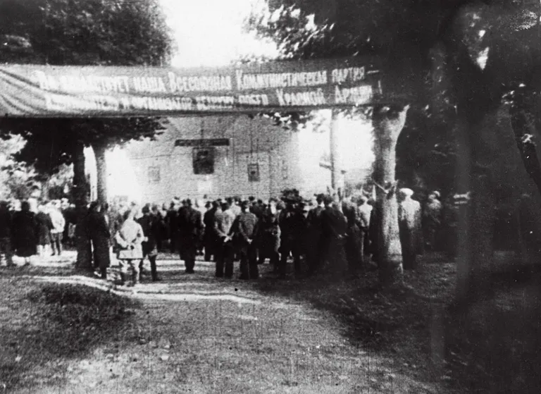 Võru elanikud linna «vabastamise» puhul toimunud miitingul (originaal-fotoallkiri). 1944.  