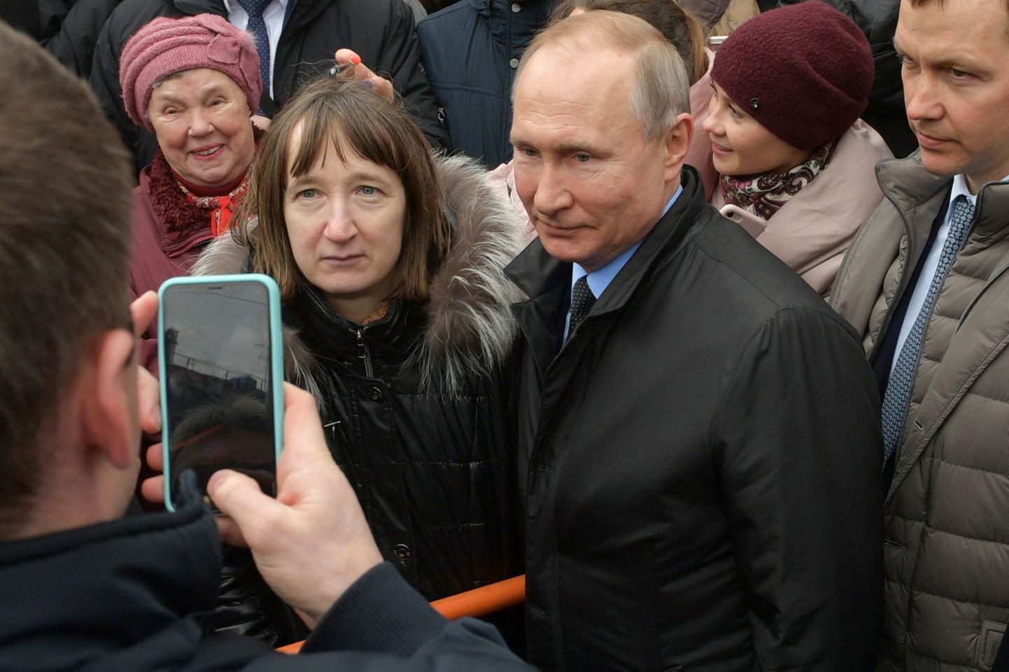 Жительница Петербурга Зинаида Беликова (слева) и Владимир Путин. 19 февраля 2020
