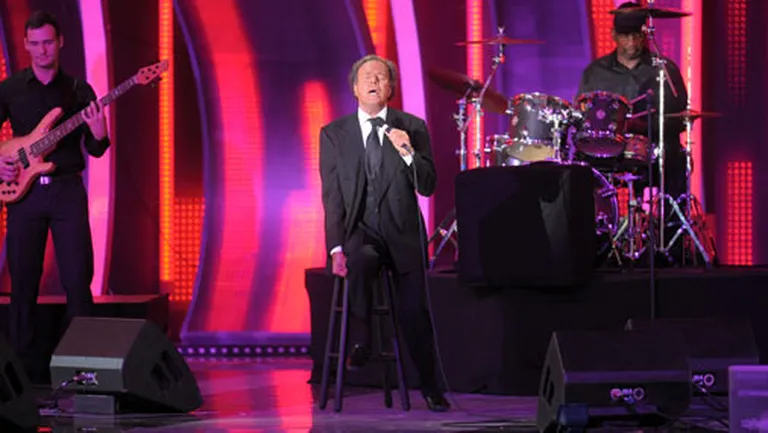 Dziedātājs Hulio Iglesias (Julio Iglesias) uzstājas konkursa ''Jaunais vilnis 2013'' pirmās konkursa dienas koncertā Dzintaru koncertzālē.