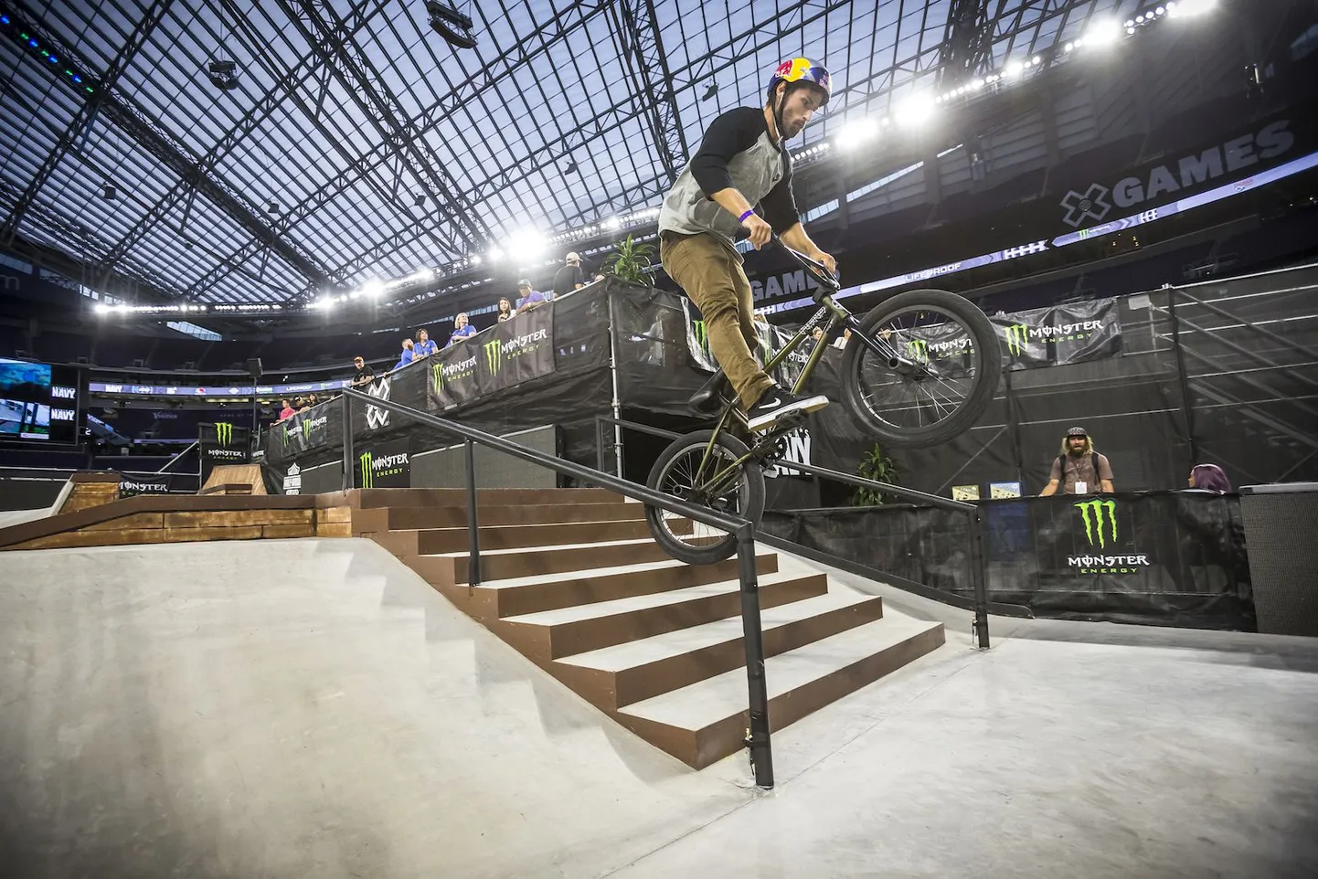 X-Mängude BMX tänavasõidu tšempion Garrett Reynolds.