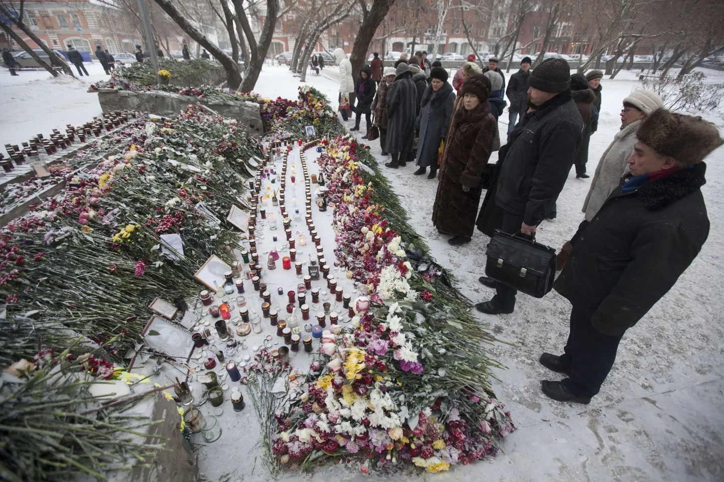 Цветы в память о погибших в пожаре в ночном клубе "Хромая лошадь" в Перми.