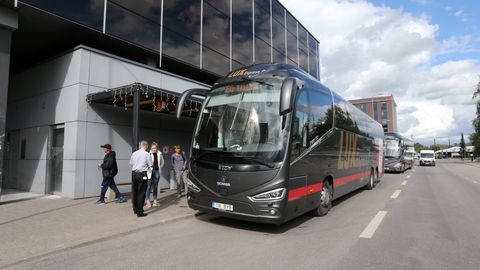 VIDEO ⟩ «Võtke veidike Lux Expressi energiat koju kaasa!» Bussijuht tervitas reisijaid meeldejääval viisil