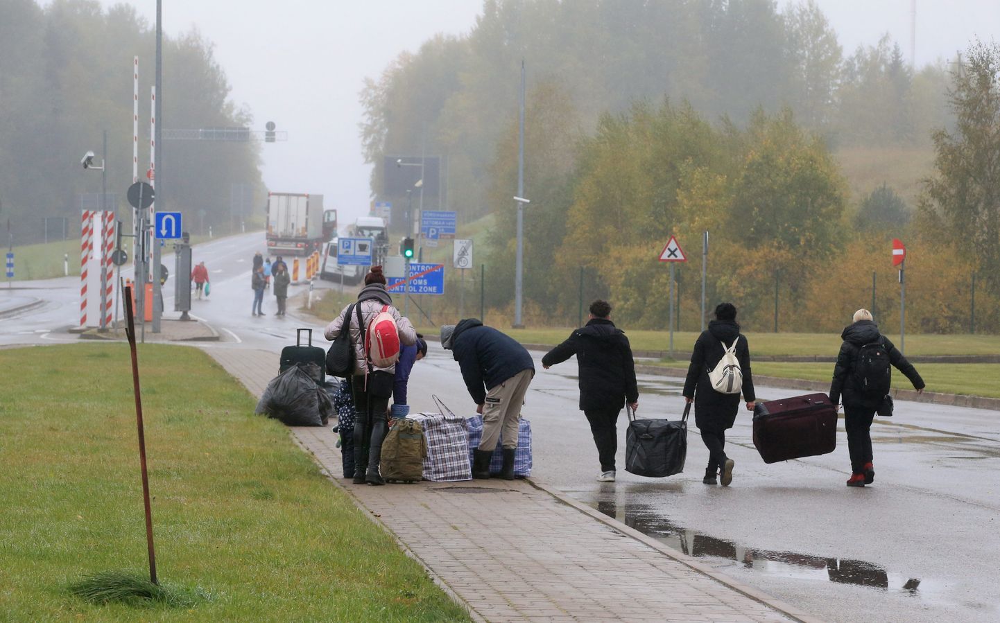 Eestisse jõudnud Ukraina sõjapõgenikud mullu oktoobris Lõuna-Eestis Luhamaa piiripunktis.
