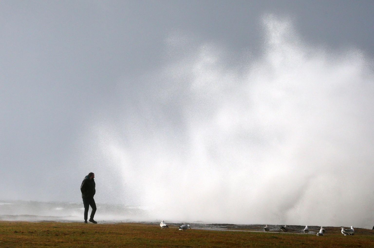 Briti saari tabanud torm Ciara tõi kaasa hiiglaslikud lained.