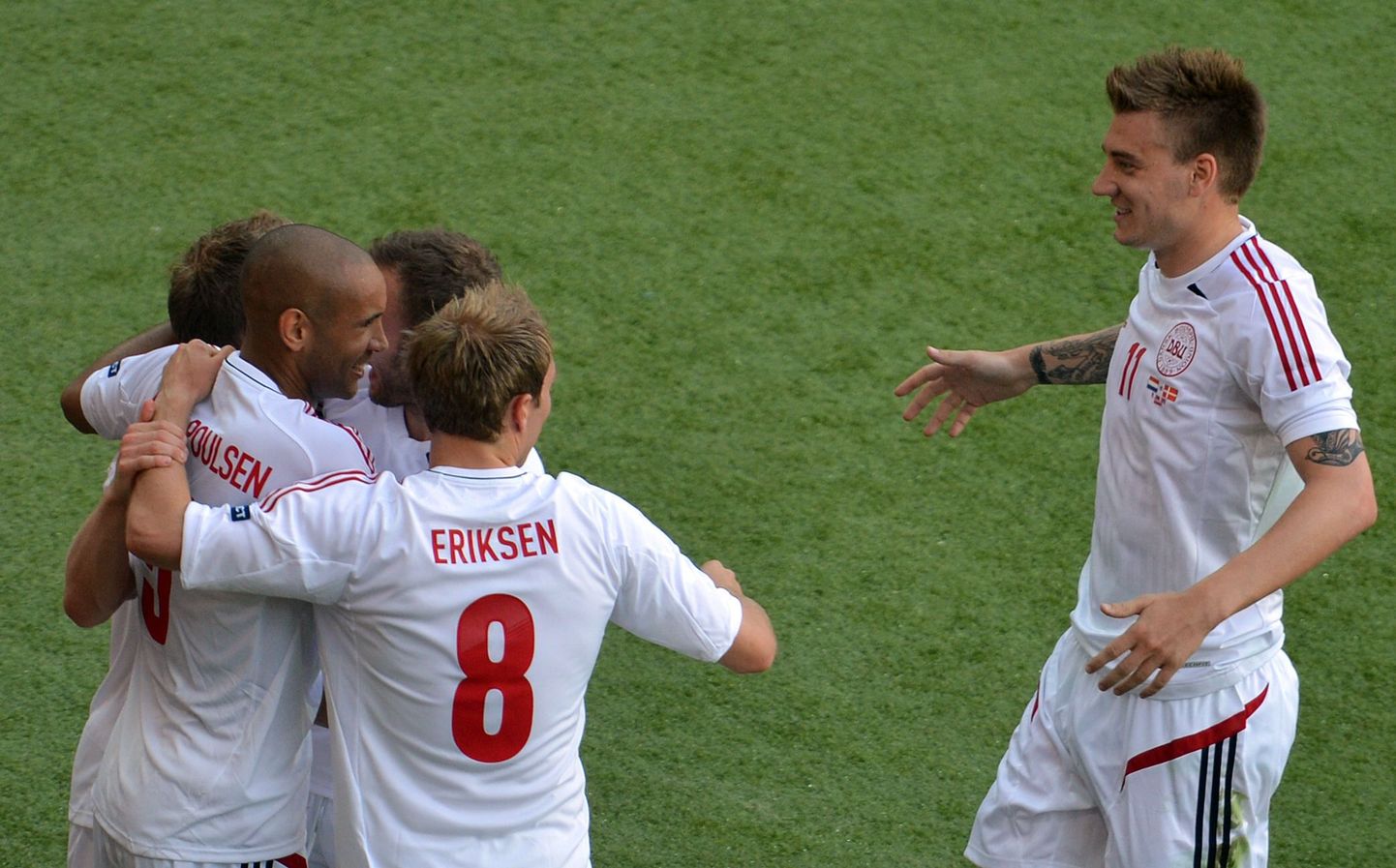 Taani mängijad väravat tähistamas.