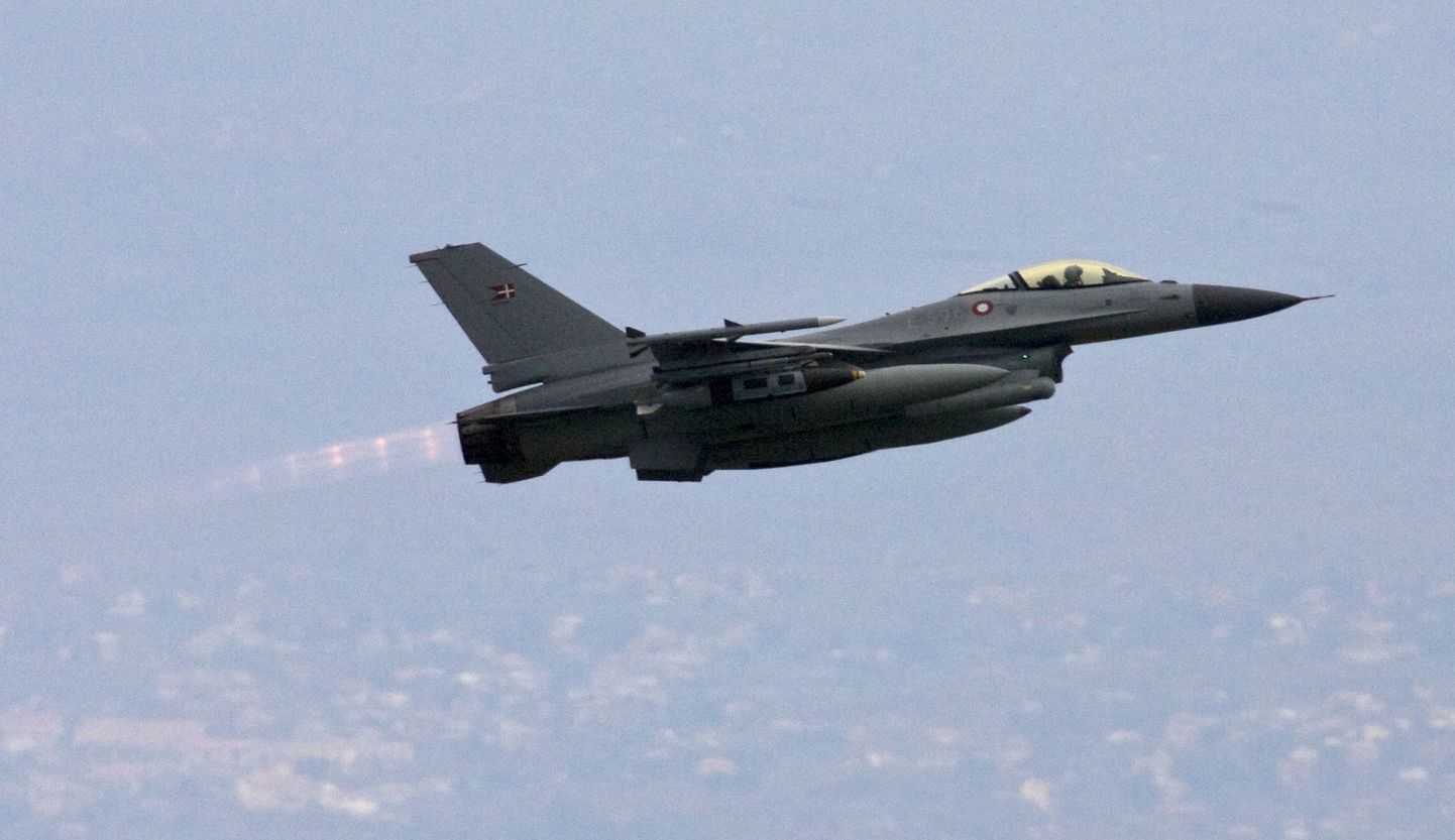 Taani lennuväele kuuluv F16 hävituslennuk