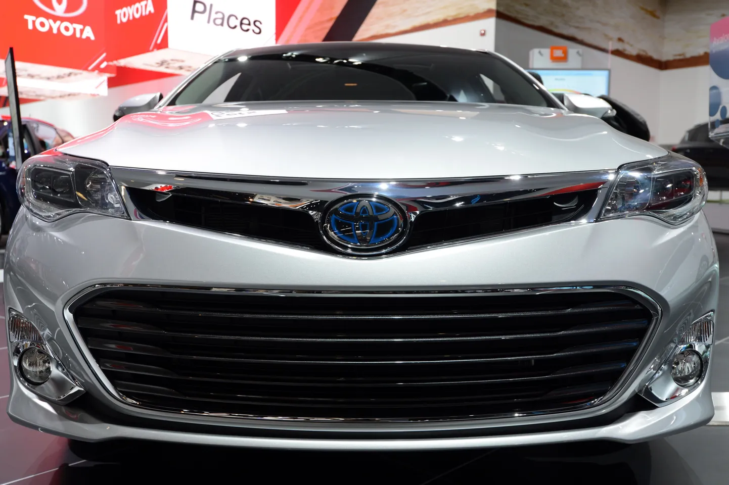 Hübriidauto Toyota Avalon Detroidi autonäitusel.